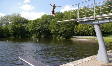 Naturbad in der Bekow, Kind springt vom 3 Meter Brett, Foto: Stadt Hagenow