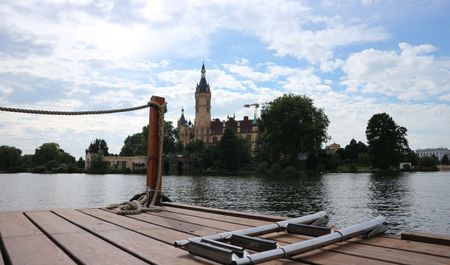Floß auf Schweriner See, Schweriner Schloss im Hintergrund, Foto: TMV/Witzel