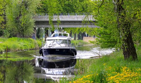 Hausboot auf der Müritz-Elde-Störwasserstraße, Sommer, Foto: Ralf Ottmann
