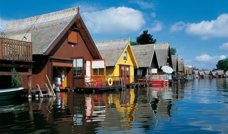 Bootshäuser im Vordergrund, Mecklenburgische Seenplatte, Foto: TMV/Agentur Waterkant
